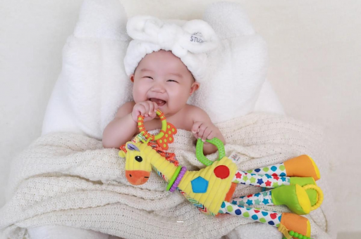 安吉三个月宝宝正确抱姿